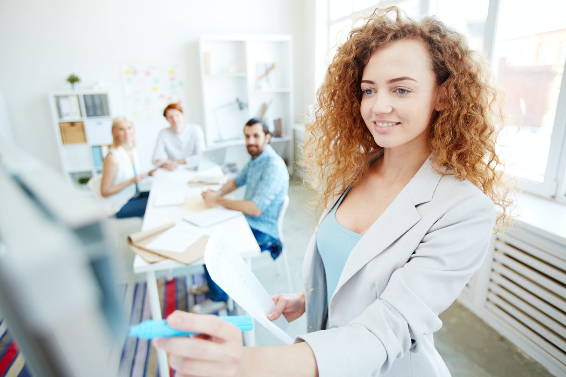 Inicio 5 content businesswoman explaining information to colleagues e1656225035299
