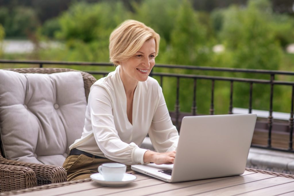 Inicio 7 joyful-woman-writing-an-email-on-the-notebook-computer-e1656364185338.jpg