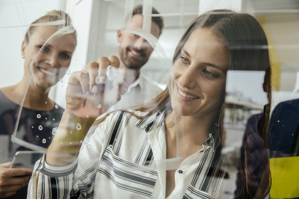Inicio 8 young-woman-writing-onto-glass-wall-in-office-e1656529258849.jpg