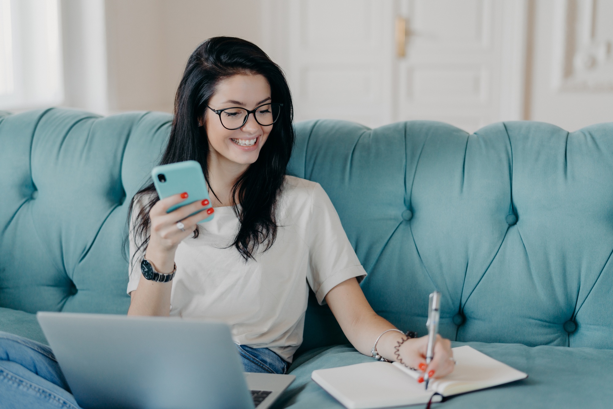 Inicio 4 Female copywriter concentrated on remote job, prepares publication, watches webinar